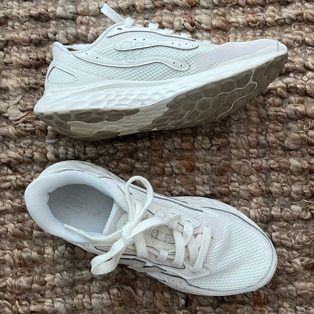 New Balance Fresh Foam Arishi v4 White Running Sneakers Women's 8.5 Men's 7 EUC